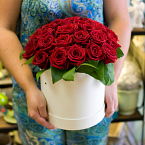 Шляпная коробка с красными розами (25 роз)