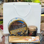 Печенье в ж/б, черный чай в ж/б, плитка шоколада Lindt 250 гр.
