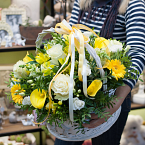 Корзина с цветами "Golden flowers"