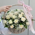 Корзина с розами "Белые облака"