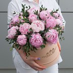 Коробка с пионами "Милое создание"