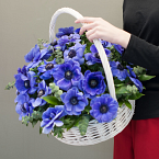 Корзина с анемонами "Небо весной"
