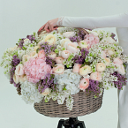 Корзина с цветами "И целого мира мало"