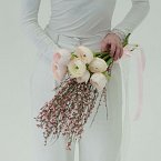 Букет цветов "Ранункулусы, гениста"