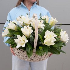 Корзина из лилий "Шардонэ"