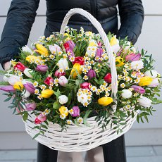 Корзина с цветами "Тюльпаны с ромашками"