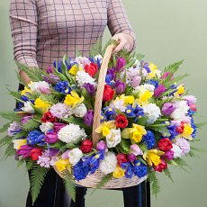 Корзина с цветами "Приятный подарок"
