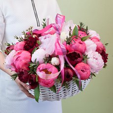 Корзина с пионами "Виолетта"