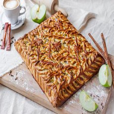 Пирог с печёными яблоками и корицей