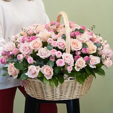 Корзина из роз "Жемчужное сияние"