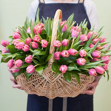 Корзина с цветами, чаем и сладостями