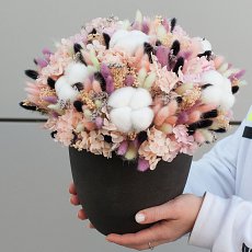 Корзина с цветами и подарками "Гостинец"