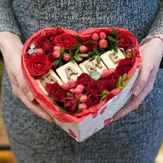 Коробка с цветами и конфетами