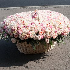 Корзина из пионовидных роз "Голливудская история"