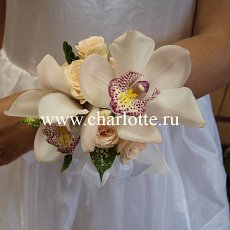 Браслет из живых цветов