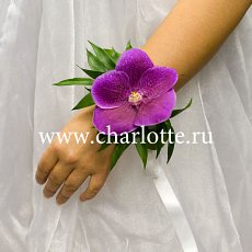 Браслет из живых цветов