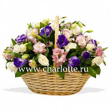 Корзинка из лизиантусов "Летние цветы"