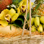 Корзина с фруктами и цветами "Тропики"