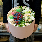 Коробка с цветами, ягодами и макарунами "Frenchkiss"