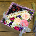 Коробка с цветами и конфетами "Танюше"