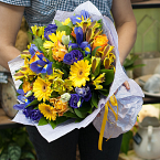 Букет цветов в желто-синих тонах