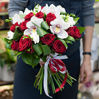 Букет из красных роз и белых орхидей