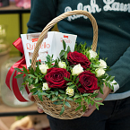 Композиция с цветами и конфетами "Романтический подарок"