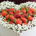 Подарочная композиция из живых цветов и ягод