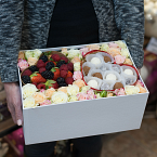 Коробка с цветами, ягодами и конфетами "Формула любви"