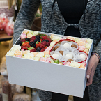 Коробка с цветами, ягодами и конфетами "Формула любви"