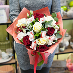 Букет цветов с конфетами "Розы и наслаждение"