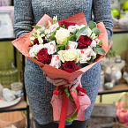 Букет цветов с конфетами "Розы и наслаждение"
