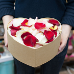 Лепестки роз в коробке сердцем