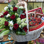 Корзина с цветами ягодами и конфетами "Mozart prestige"