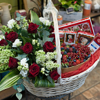 Корзина с цветами ягодами и конфетами "Mozart prestige"
