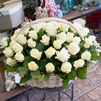 Корзина из белых роз (51 роза)