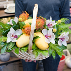Корзина с цветами и фруктами "Сочный манго"