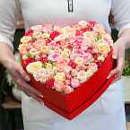 Коробка из кустовых роз "Люблю тебя"