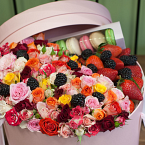 Коробка с цветами, ягодами и макарунами "Момент сладкой жизни"