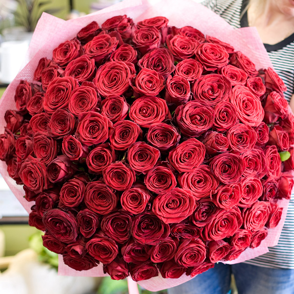Букет из 101-й красной розы Ред Наоми 80 см