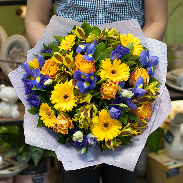Букет цветов в желто-синих тонах