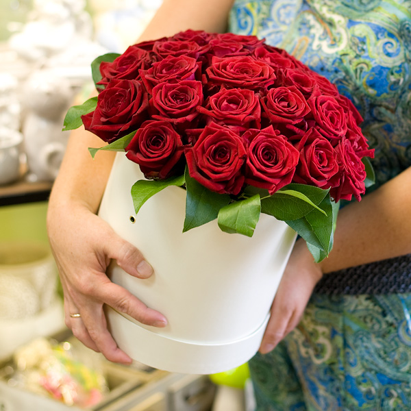 Шляпная коробка с красными розами (25 роз)