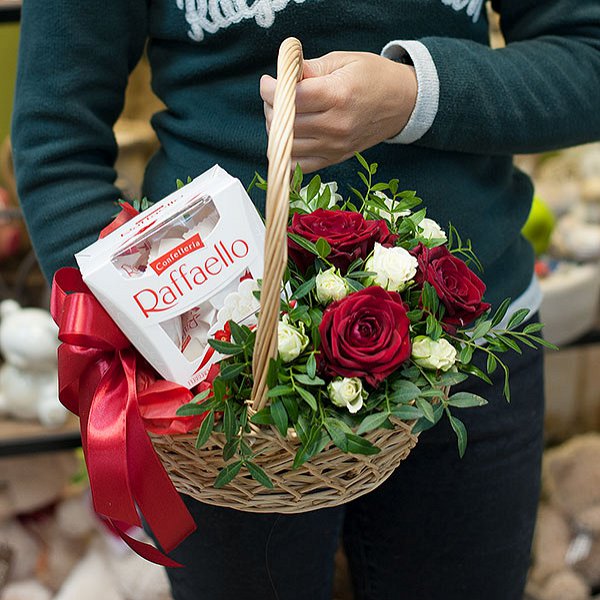 Композиция с цветами и конфетами "Романтический подарок"