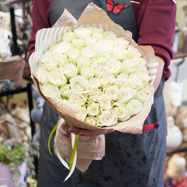 Букет из белых коротких роз (51 роза)
