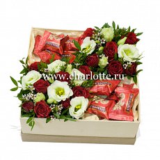 Коробка с цветами и сладостями "Яркое соло"