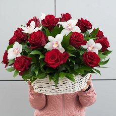 Заказать Корзина с цветами "Яркое поздравление" с доставкой в Charlotte.ru Корзина с цветами "Яркое поздравление"