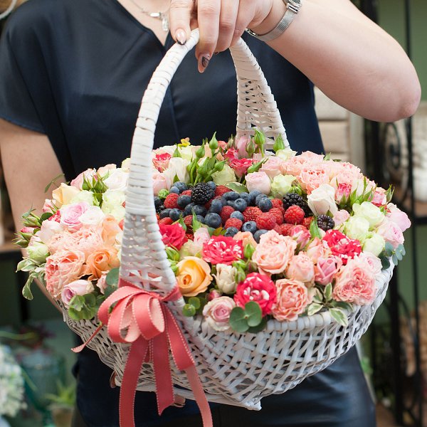 Корзина с цветами "Цветы и ягоды"