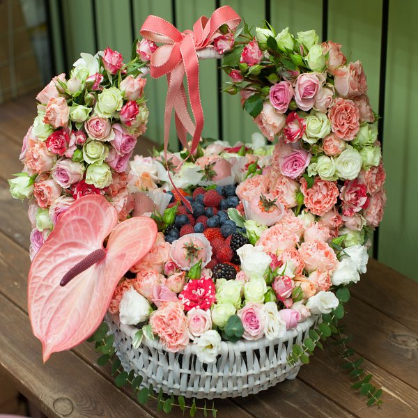 Корзинка с цветами и ягодами "Счастье в раю"