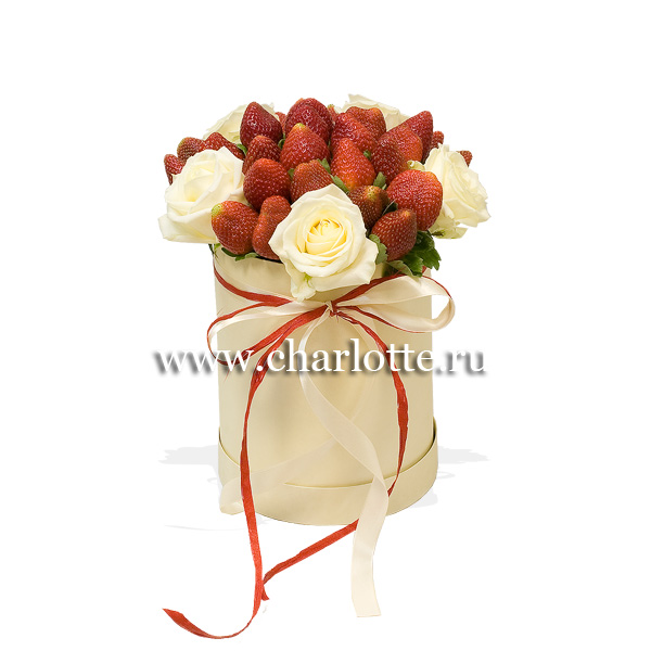 Шляпная коробка с розами и клубникой "Клубника со взбитыми сливками"