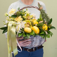 Корзинка с цветами и фруктами "Имбирная"